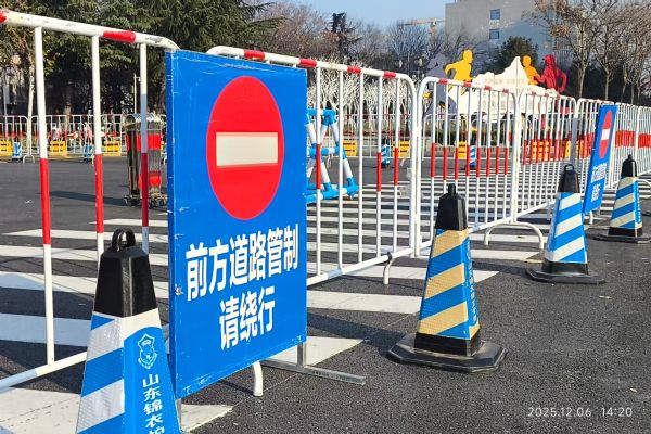 鲁超足球比赛护栏